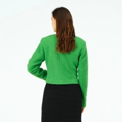 Una modella di abbigliamento all'ingrosso indossa 40773 - COAT-BNT GREEN, vendita all'ingrosso turca di Cappotto di Offo
