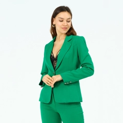 Ein Bekleidungsmodell aus dem Großhandel trägt 40782 - JACKET-GREEN, türkischer Großhandel Jacke von Offo