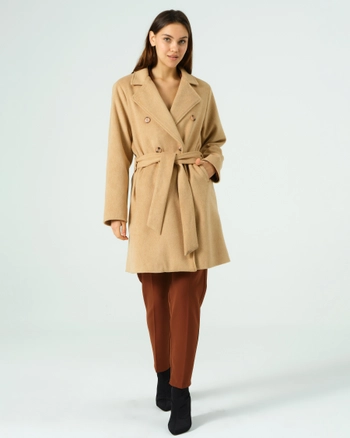A model wears 40806 - COAT-BEIGE, wholesale Coat of Offo to display at Lonca