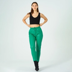 Een kledingmodel uit de groothandel draagt 40825 - Trousers - Bnt Green, Turkse groothandel Broek van Offo