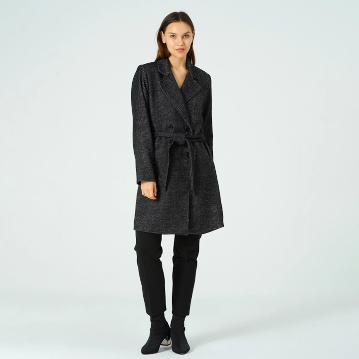 Una modelo de ropa al por mayor lleva 40866 - Coat - Black Striped, Abrigo turco al por mayor de Offo