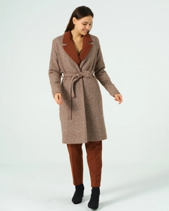 Ein Bekleidungsmodell aus dem Großhandel trägt 40911 - Coat - Brown, türkischer Großhandel Mantel von Offo