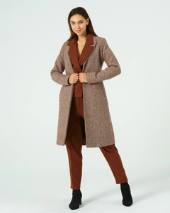 A wholesale clothing model wears 40911 - Coat - Brown, Turkish wholesale Coat of Offo
