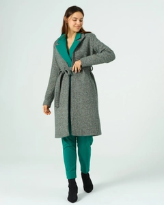Bir model, Offo toptan giyim markasının 40934 - Coat - Emerald toptan Kaban ürününü sergiliyor.