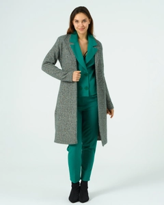 Een kledingmodel uit de groothandel draagt 40934 - Coat - Emerald, Turkse groothandel Jas van Offo