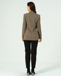 Una modella di abbigliamento all'ingrosso indossa 40961 - Jacket - Brown, vendita all'ingrosso turca di Giacca di Offo
