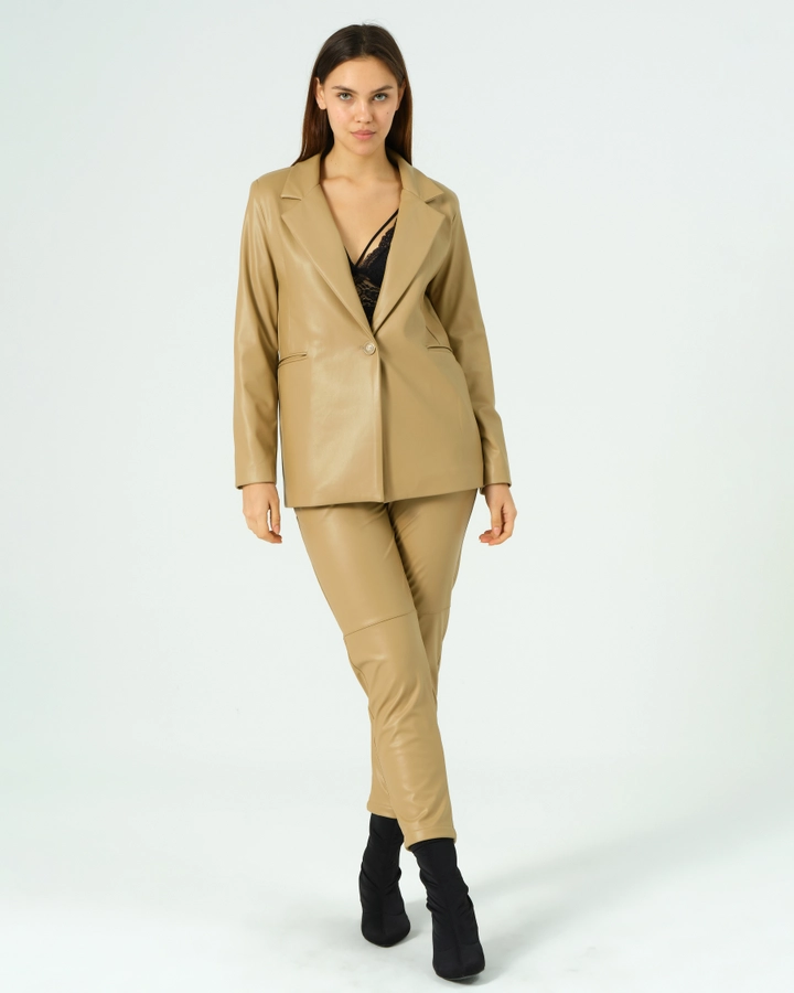 Una modella di abbigliamento all'ingrosso indossa 40962 - Jacket - Beige, vendita all'ingrosso turca di Giacca di Offo