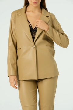 Bir model, Offo toptan giyim markasının 40962 - Jacket - Beige toptan Ceket ürününü sergiliyor.