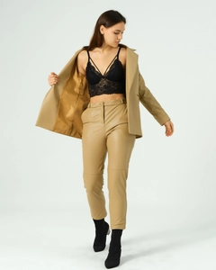 Ein Bekleidungsmodell aus dem Großhandel trägt 40962 - Jacket - Beige, türkischer Großhandel Jacke von Offo