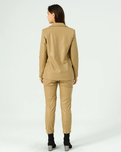 Una modella di abbigliamento all'ingrosso indossa 40962 - Jacket - Beige, vendita all'ingrosso turca di Giacca di Offo
