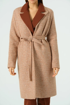 Ein Bekleidungsmodell aus dem Großhandel trägt 40980 - Coat - Camel, türkischer Großhandel Mantel von Offo