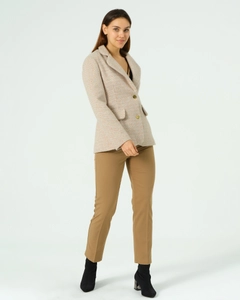 Bir model, Offo toptan giyim markasının 40987 - Jacket - Camel toptan Ceket ürününü sergiliyor.