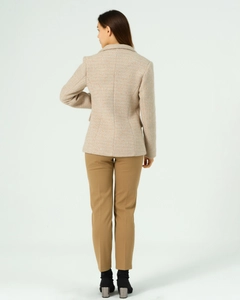 Ein Bekleidungsmodell aus dem Großhandel trägt 40987 - Jacket - Camel, türkischer Großhandel Jacke von Offo