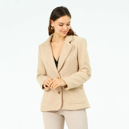 A model wears 40988 - Coat - Beige, wholesale undefined of Offo to display at Lonca