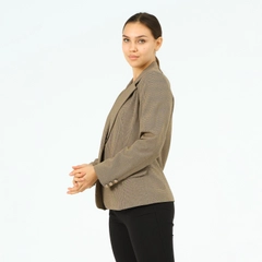 Ein Bekleidungsmodell aus dem Großhandel trägt 40993 - Jacket - Camel, türkischer Großhandel Jacke von Offo