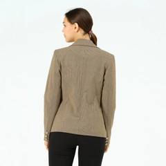 Bir model, Offo toptan giyim markasının 40993 - Jacket - Camel toptan Ceket ürününü sergiliyor.