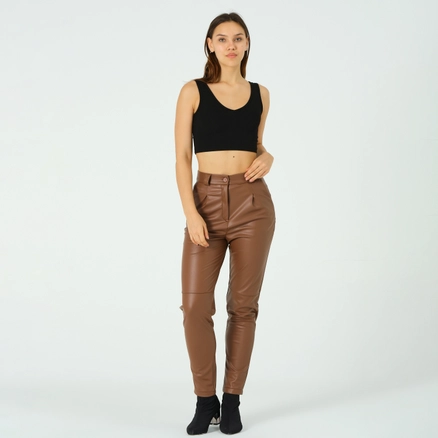 A model wears 40204 - LEATHER PANTS, wholesale undefined of Offo to display at Lonca