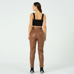 Bir model, Offo toptan giyim markasının 40204 - LEATHER PANTS toptan Pantolon ürününü sergiliyor.