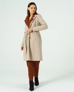 Una modella di abbigliamento all'ingrosso indossa 40226 - SILVERY COAT, vendita all'ingrosso turca di Cappotto di Offo