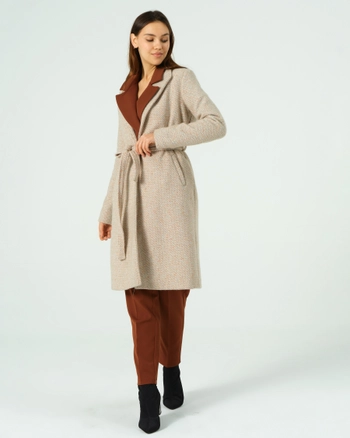 A model wears 40226 - SILVERY COAT, wholesale undefined of Offo to display at Lonca