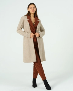 Una modelo de ropa al por mayor lleva 40226 - SILVERY COAT, Abrigo turco al por mayor de Offo