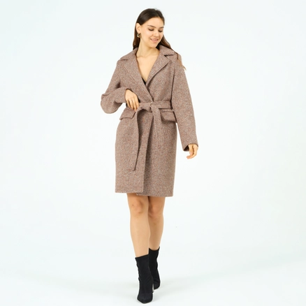 A model wears 40254 - COAT, wholesale undefined of Offo to display at Lonca