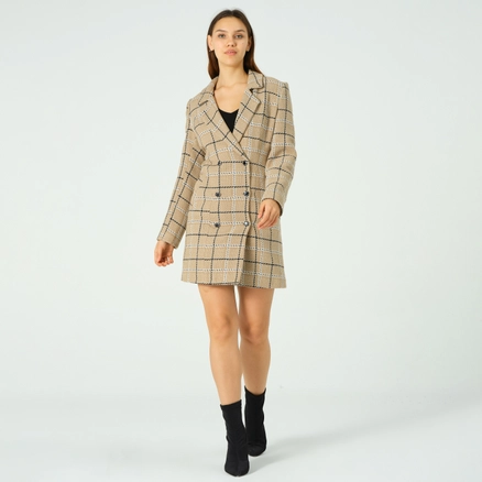 A model wears 40256 - COAT, wholesale Coat of Offo to display at Lonca