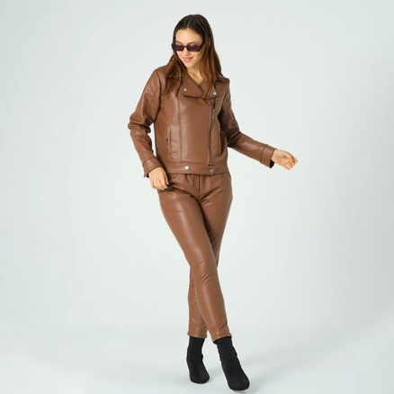 A model wears 40267 - LEATHER JACKET, wholesale undefined of Offo to display at Lonca