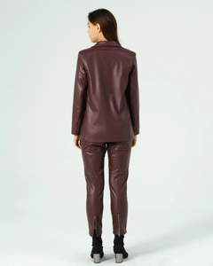Bir model, Offo toptan giyim markasının 42007 - Jacket - Brown toptan Ceket ürününü sergiliyor.