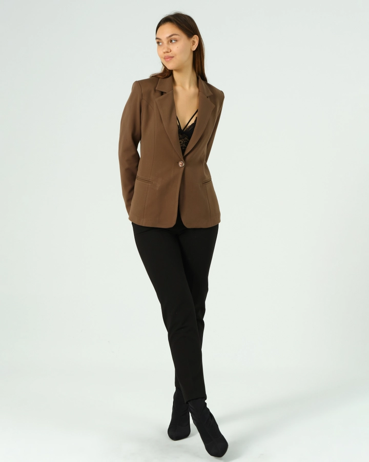 Bir model, Offo toptan giyim markasının 41012 - Jacket - Camel toptan Ceket ürününü sergiliyor.