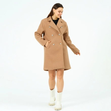 A model wears 41015 - Coat - Mink, wholesale undefined of Offo to display at Lonca