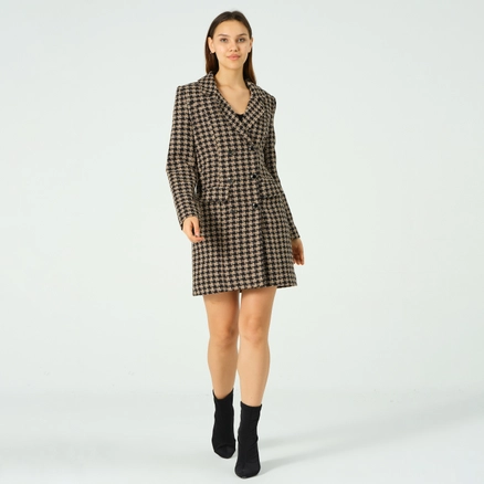 A model wears 41017 - Coat - Black Brown, wholesale undefined of Offo to display at Lonca