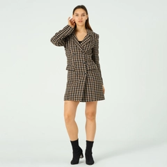 Bir model, Offo toptan giyim markasının 41017 - Coat - Black Brown toptan Kaban ürününü sergiliyor.