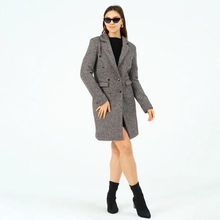 A model wears 41043 - Coat - Black, wholesale undefined of Offo to display at Lonca