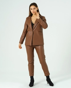 Bir model, Offo toptan giyim markasının 41062 - Jacket - Light Brown toptan Ceket ürününü sergiliyor.