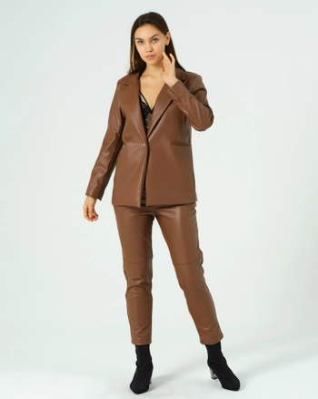 A model wears 41062 - Jacket - Light Brown, wholesale undefined of Offo to display at Lonca