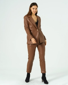 Bir model, Offo toptan giyim markasının 41062 - Jacket - Light Brown toptan Ceket ürününü sergiliyor.