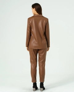 Una modella di abbigliamento all'ingrosso indossa 41062 - Jacket - Light Brown, vendita all'ingrosso turca di Giacca di Offo