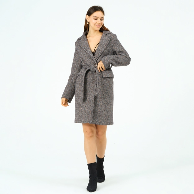 A model wears 41065 - Coat - Black, wholesale Coat of Offo to display at Lonca