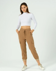 Bir model, Offo toptan giyim markasının 41069 - Trousers - Camel toptan Pantolon ürününü sergiliyor.