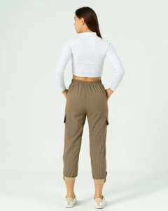 Ένα μοντέλο χονδρικής πώλησης ρούχων φοράει 41069 - Trousers - Camel, τούρκικο Παντελόνι χονδρικής πώλησης από Offo