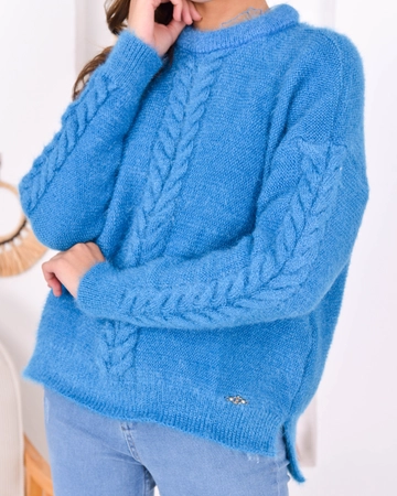 Bir model, PANDA toptan giyim markasının  Kadın Triko Kazak
 toptan Kazak ürününü sergiliyor.