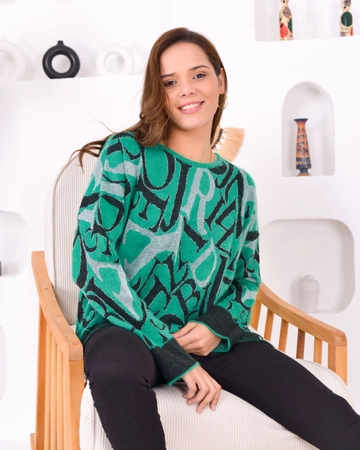 Een kledingmodel uit de groothandel draagt  Gebreide damestrui met letter
, Turkse groothandel Trui van PANDA