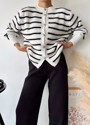 A wholesale clothing model wears  Striped Buttoned Cardigan
, Turkish wholesale Cardigan of PANDA