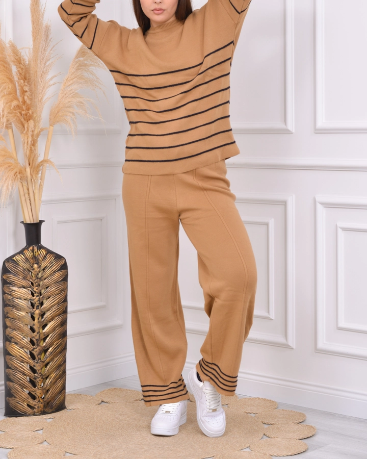 A wholesale clothing model wears pan10038-knitwear-suit-with-trousers, Turkish wholesale Suit of PANDA