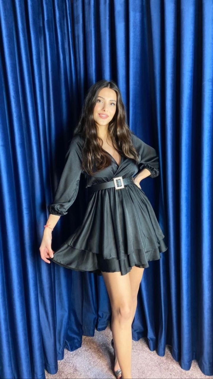 Bir model, Perry toptan giyim markasının 30225 - Dress - Black toptan Elbise ürününü sergiliyor.
