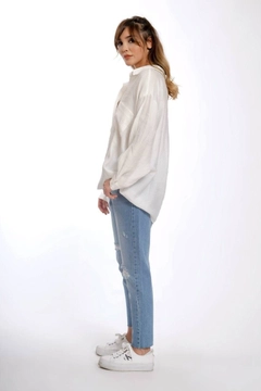 Una modella di abbigliamento all'ingrosso indossa 30226 - Shirt - White, vendita all'ingrosso turca di Camicia di Perry