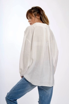 Ένα μοντέλο χονδρικής πώλησης ρούχων φοράει 30226 - Shirt - White, τούρκικο Πουκάμισο χονδρικής πώλησης από Perry
