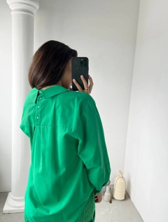 Ένα μοντέλο χονδρικής πώλησης ρούχων φοράει 30229 - Shirt - Green, τούρκικο Πουκάμισο χονδρικής πώλησης από Perry