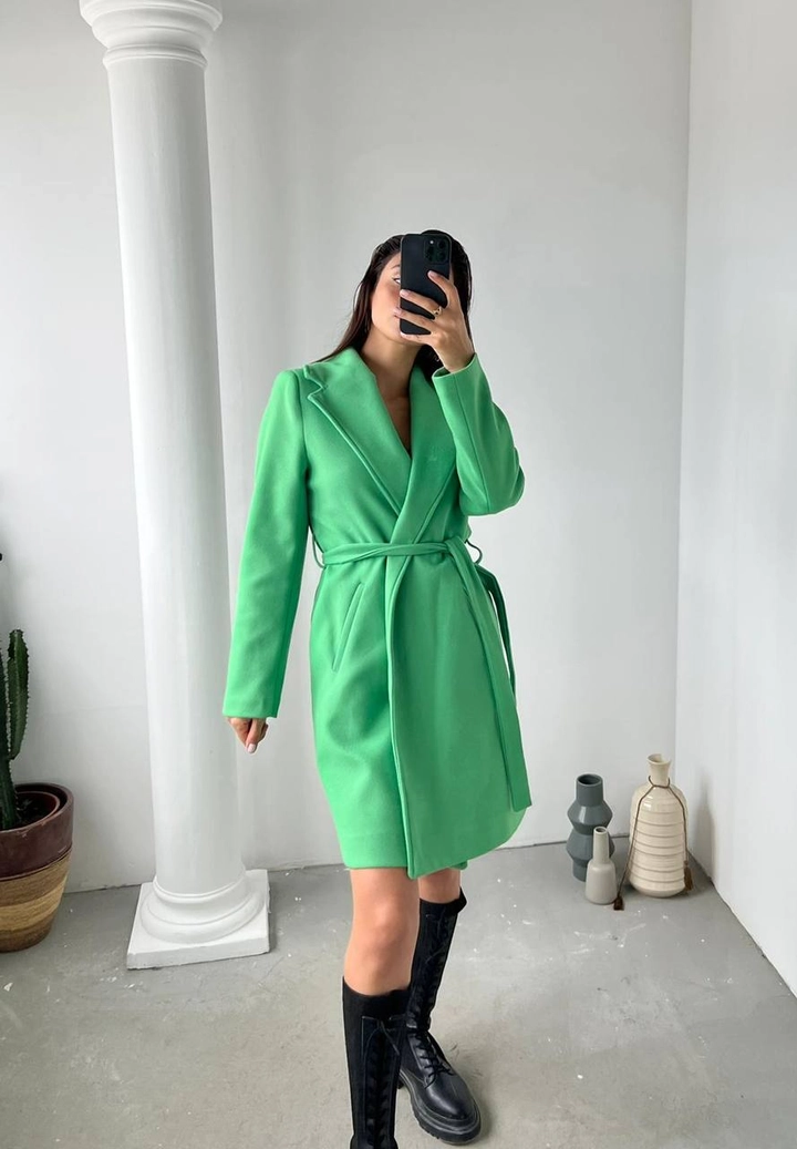 Ένα μοντέλο χονδρικής πώλησης ρούχων φοράει 30231 - Coat - Green, τούρκικο Σακάκι χονδρικής πώλησης από Perry